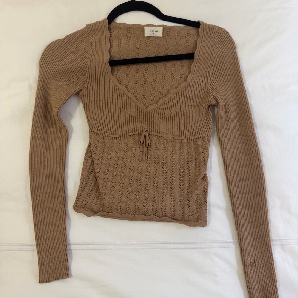 Wilfred Scalloped V-Neck Long Sleeve in Brown